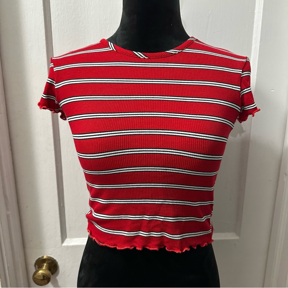 Red Ruffled Crop Top with Fitted Short‎ Sleeves